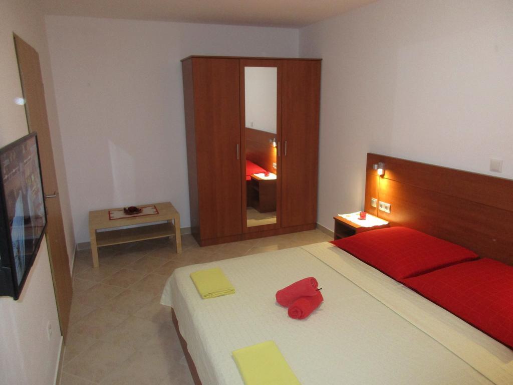 Apartmani Smiljanic Starigrad Paklenica Esterno foto